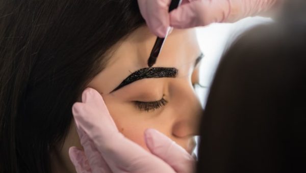 master-in-white-gloves-determine-eyebrow-contour-min